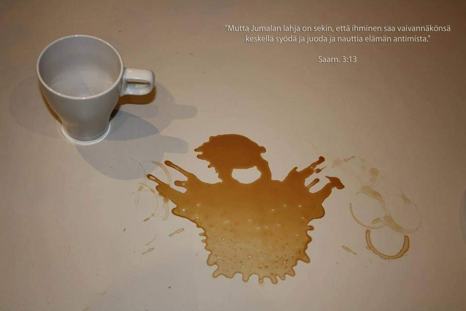 iloisen tyypin näköinen kahvitahra, tyhjä kahvikuppi ja raamatun lainaus Saarn.3:13 kirjoittuna kuvan päällä